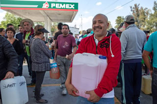 Numerosos anunciantes ofrecen bidones de gasolina en el servicio de compraventa de la red social Facebook ante la crisis de desabastecimiento de combustibles que sufre México en las últimas semanas. (EL UNIVERSAL)