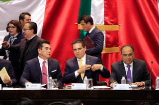 Tras afirmar que apoya el combate al robo del combustible emprendido por el presidente Andrés Manuel López Obrador, el gobernador Silvano Aureoles (centro) llamó a los michoacanos a tener calma. (EL UNIVERSAL)