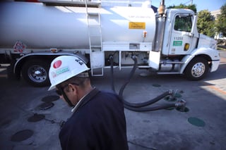 Pemex Logística también se comprometió a enviar el listado de las estaciones de servicio donde los transportistas podrán descargar el combustible de manera directa. (ARCHIVO)