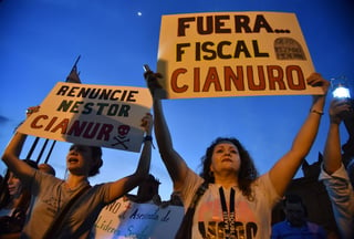 En contra. Ciudadanos hicieron en Bogotá un plantón para exigir la renuncia del fiscal general, Néstor Humberto Martínez.