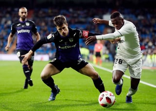 Vinicius Júnior (28) trata de burlar la marca de Unai Bustinaza durante un partido de la Copa del Rey entre Real Madrid y Leganés el 9 de enero.
