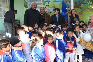 Acuden. Autoridades municipales realizaron mejoras en las escuelas Benito Juárez y en el jardín de niños Lerdo de Tejada. (EL SIGLO DE TORREÓN)