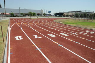 La pista olímpica de tartán de la Deportiva de Torreón presenta deterioro; solo se le ha dado mantenimiento una vez.