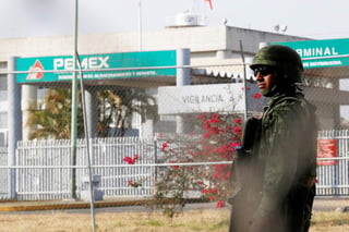 Militares vigilan instalaciones de Pemex. (EFE) 

