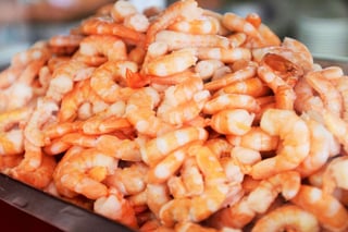 Esta alternativa acuícola busca destacar el valor comercial que posee el camarón en la industria alimentaria en México. (ARCHIVO)