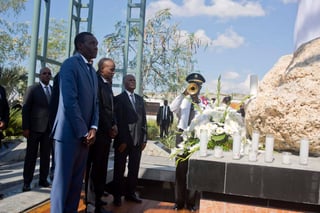 El presidente del país, Jovenel Moise, encabezó una ofrenda floral junto a varios miembros de su Gobierno. (EFE)