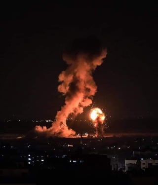 Unas 13 mil personas se dieron cita el viernes cerca de la frontera de Gaza, donde quemaron neumáticos, lanzaron piedras y dispositivos explosivos y granadas contra las tropas israelíes, reportó el diario local Haaretz en su página web. (ESPECIAL)