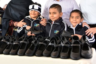 Obsequio. La entrega de los zapatos escolares se llevó a cabo en la cancha de usos múltiples de la colonia 14 de Noviembre.