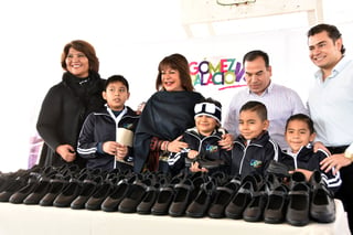 Ayuda. Más de 300 infantes de la primaria 'Luis Donaldo Colosio Murrieta', recibieron zapatos de la alcaldesa Leticia Herrera Ale.