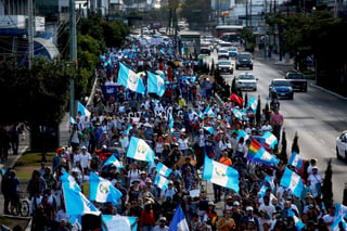 Enojo. Portando banderas de Guatemala y pancartas donde se lee 'No quiero vivir en un dictadura' y 'Corruptos'.