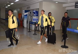 Jugadores y cuerpo técnico del Morelia a su llegada ayer al aeropuerto internacional de Torreón. (Jesús Galindo)