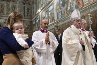 El Papa bautizó a 27 recién nacidos en la Capilla Sixtina. (EFE) 