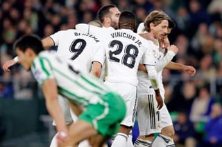 El croata Luka Modric, con un gol a los trece minutos, puso en ventaja al Real Madrid (1-0) al descanso de este partido. (Especial)