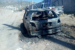 Recuperado. Localizan auto robado en Gómez Palacio, las autoridades ubicaron la unidad completamente incendiada.