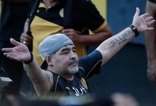 Diego Maradona se despide de los aficionados tras un entrenamiento de los Dorados de Sinaloa, en Culiacán.