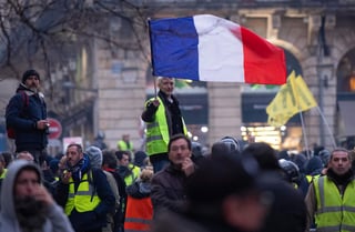 A tres meses del inicio de las protestas de los “chalecos amarillos” en Francia en demanda de reivindicaciones salariales y sociales, el presidente francés Emmanuel Macron busca con un gran debate nacional desde este 15 de enero finalizar la más grave crisis de su gobierno. (EFE)