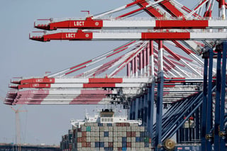 El comercio exterior de China avanzó un 9.7 % interanual en 2018 hasta los 30.51 billones de yuanes (4.51 billones de dólares, 3.93 billones de euros), según datos publicados hoy por la Administración General de Aduanas. (ARCHIVO)