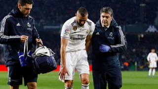 Benzema cayó lesionado en una acción con Marc Bartra en la que recibió un pisotón involuntario del defensa que le dañó la mano. (Especial)
