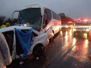 Un accidente entre un vehículo compacto y un autobús de pasajeros de Transportes Frontera, dejó esta madrugada cuatro personas fallecidas, en el kilómetro 11 de la carretera Monterrey-Monclova, informó Protección Civil de Nuevo León. (TWITTER/@saz2000)
