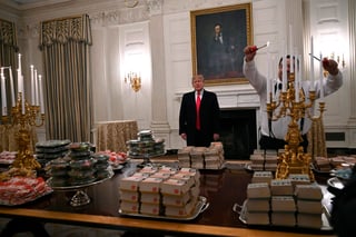 'Pedí unas 1,000 hamburguesas para ustedes. Todo de empresas estadounidenses: Burger King, Wendy's y McDonald's. (...) Todo lo que a mí y a ustedes les gusta', dijo Trump en la recepción oficial del flamante campeón universitario. (AP)