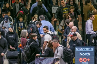 Desesperados. Viajeros sufrieron esperas de más de una hora en el Aeropuerto Internacional Hartsfield-Jackson en Atlanta, en medio del cierre parcial del gobierno federal. (AP)