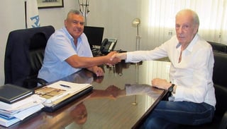 Claudio Tapia (i), presidente de la AFA, fue el encargado de dar la bienvenida a César Luis Menotti. (Especial)