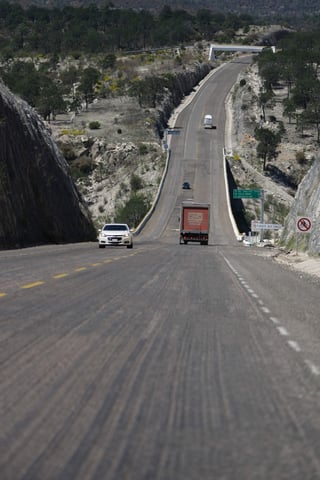 Autopista. La supercarretera a Mazatlán tiene muchos baches del kilómetro 23 al 44, por lo que se recomienda con mucha precaución. (EL SIGLO DE TORREÓN)