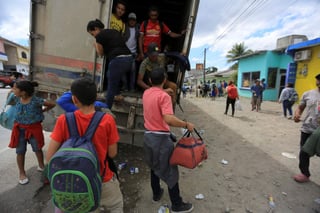 A pocos kilómetros del punto fronterizo, los migrantes fueron retenidos por agentes de la Policía Nacional Civil de Guatemala, según imágenes divulgadas por la televisión hondureña. (EFE)