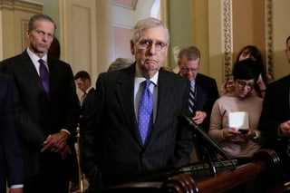 Sin cambio. Mitch McConnell dijo que no quiere perder el tiempo del Senado y que sólo presentará iniciativas que Trump promulgaría. (AP)