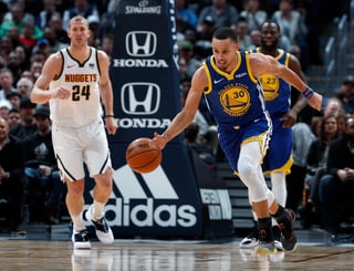 Stephen Curry anotó 31 puntos en la paliza que le dieron los Warriors de Golden State 142-111 a los Nuggets de Denver.