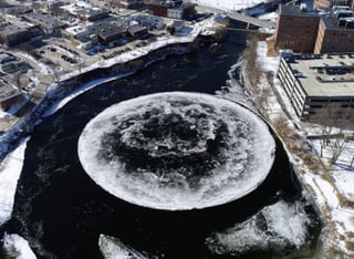 El bloque de hielo se formó en un punto del lago donde chocan las corrientes.  (INTERNET)