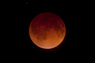 El cielo nocturno se engalanará con el eclipse total de Luna, donde es probable que el satélite natural de la Tierra se observe de color rojo. (ARCHIVO)
