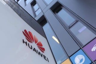 Tanto el Departamento de Justicia como Huawei se negaron a reaccionar a la información del diario financiero. (ARCHIVO)