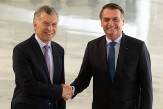 Saludo. Bolsonaro recibió ayer a Macri, el primer mandatario que hace una visita oficial a Brasil. (EFE)