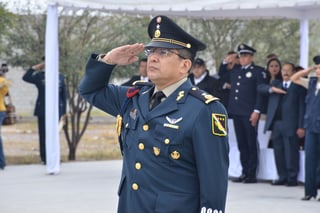 Toma de protesta de bandera. Enrique Hernández asumió ayer la comandancia del Mando Especial de La Laguna.