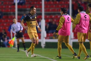Rubio Rubín (i) celebra tras marcar el primer gol de Dorados en la victoria 3-1 frente a Gallos Blancos de Querétaro. (Jam Media)