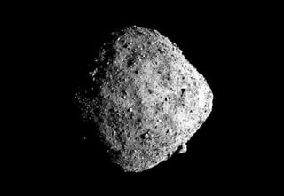 OSIRIS-REx de la NASA captó una nueva imagen del asteroide Bennu, mientras se encontraba a una distancia aproximada de 13 kilómetros. (ESPECIAL)