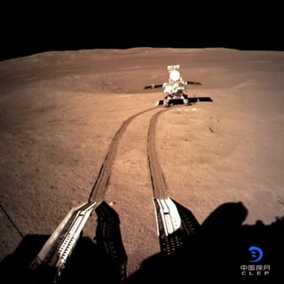 Misión. Fotografía tomada por la sonda Chang'e-4 del rover Yutu-2 en la cara oculta de la luna. (EFE)