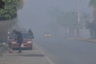 Imagen. Por segundo día consecutivo se registró una ligera capa de neblina al oriente de Torreón. (FERNANDO COMPEÁN)