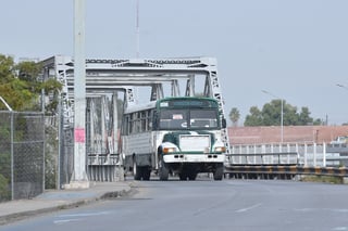 En contra. Usuarios y choferes rechazan que los camiones 'rojos' y 'verdes' no lleguen hasta el Centro de Torreón, una vez que entre en operación el Metrobús. (FERNANDO COMPEÁN)