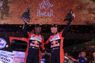 El catarí Nasser Al-Attiyah (i) (Toyota) celebra junto a su copiloto el francés Matthieu Baumel (d) luego de ganar el Dakar en coches, ayer, en Perú. Al-Attiyah campeón del Dakar en coches por tercera vez en su carrera.