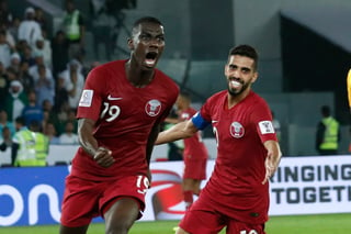 El delantero catarí Almoez Ali (i) festeja tras marcar el primer gol de su equipo en el partido ante Arabia Saudí por el Grupo E de la Copa Asia en Abu Dabi.