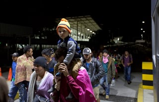 Poco antes de las cinco de la mañana atravesaron la frontera entre México y Guatemala. (AP)