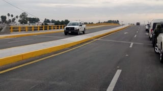 El puente ya está operando pero aún falta la instalación de señalamientos y alumbrado público, cuyas obras estarán a cargo del municipio. (FERNANDO COMPEÁN)