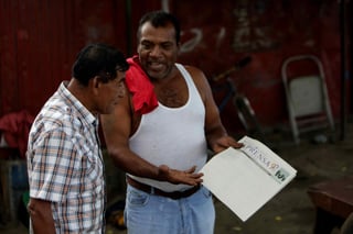 Protestas. Dos hombres reaccionan sorprendidos al ver el diario La Prensa con su portada en blanco, ayer en Nicaragua.