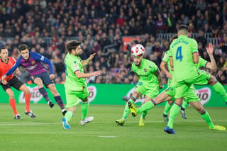 Philippe Coutinho dispara a puerta junto a los defensores del Levante, en el juego de vuelta de octavos de final.