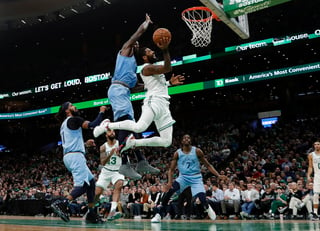Kyrie Irving metió 38 puntos en la victoria de los Celtics de Boston 122-116 frente a los Grizzlies de Memphis.