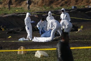 En la zona cero de esta explosión, una de las mayores tragedias de las últimas décadas en México, los peritos cubren los cuerpos con sábanas blancas, para posteriormente llevarlos a institutos forenses y funerarias. (EFE) 