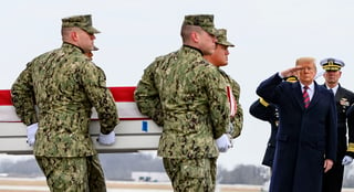 Visita. Trump rindió honores a los soldados caídos en Siria.