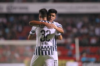 El mexicano Jesús Gallardo (frente) y el argentino Maximiliano Meza (espaldas) fueron los anotadores en la victoria de Rayados ante Gallos Blancos. (Jam Media)